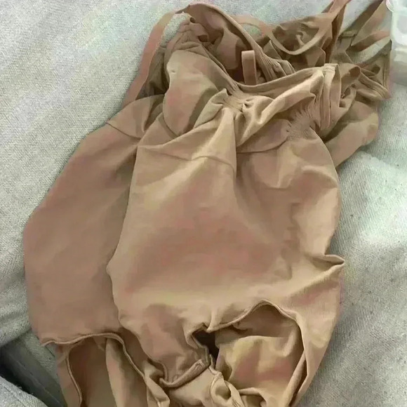 - SKIMS  Adjustable Straps Seamless Sculpt Compression Brief Bodysuit - Picture 4 of 6